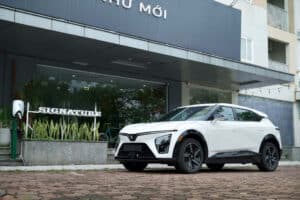 VinFast VF7 màu trắng