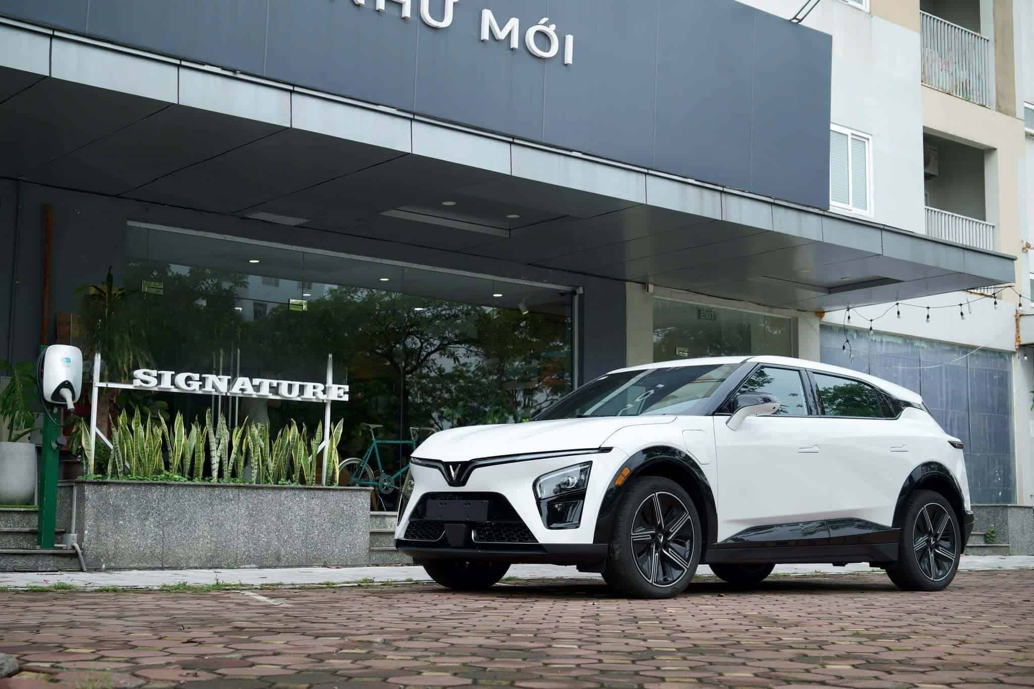 VinFast VF7 màu trắng