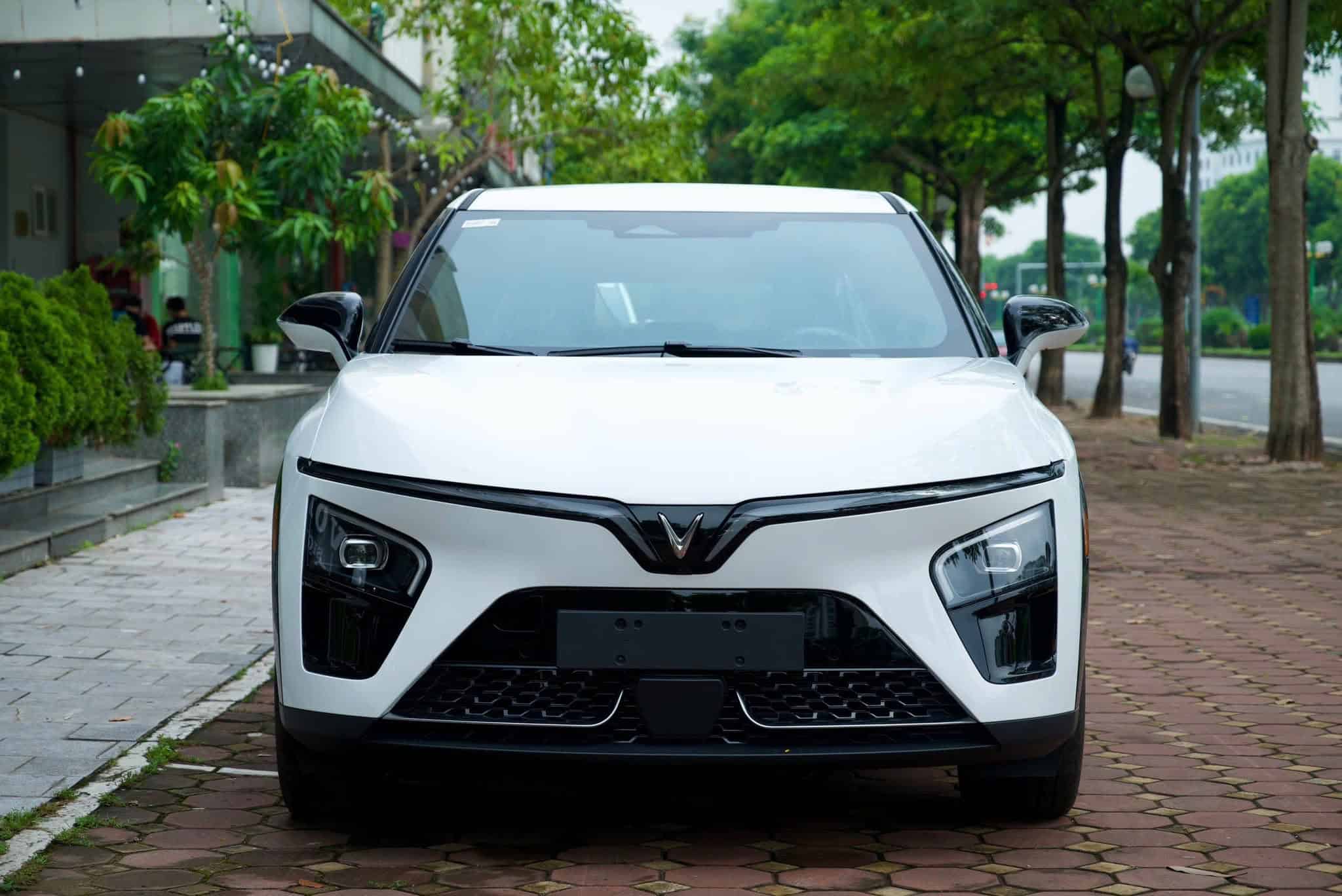 VinFast VF7 màu trắng