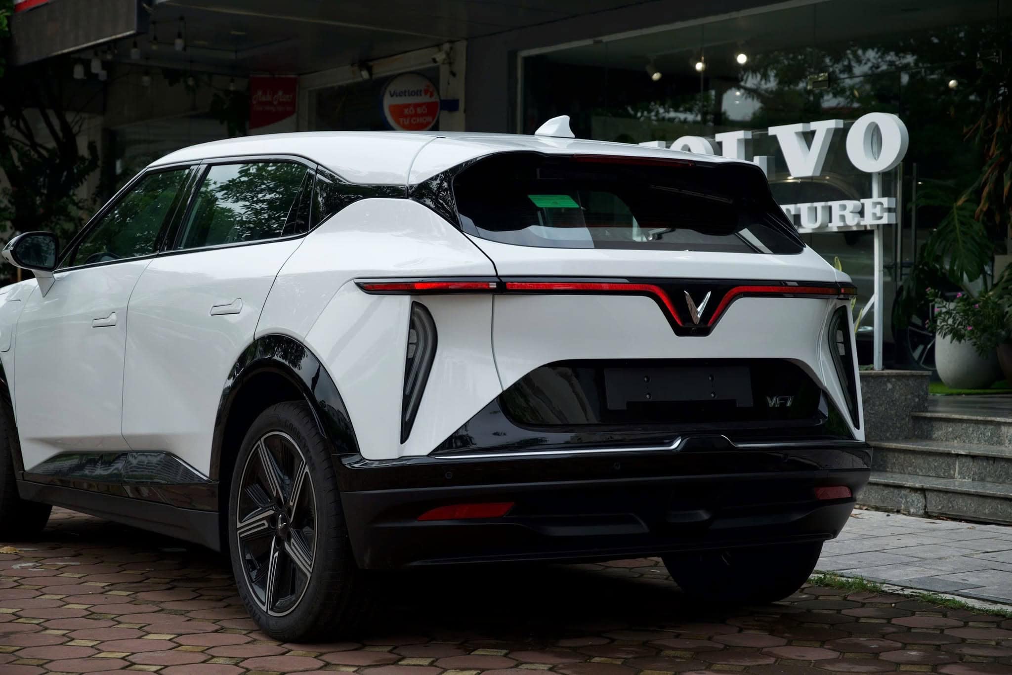 VinFast VF7 màu trắng