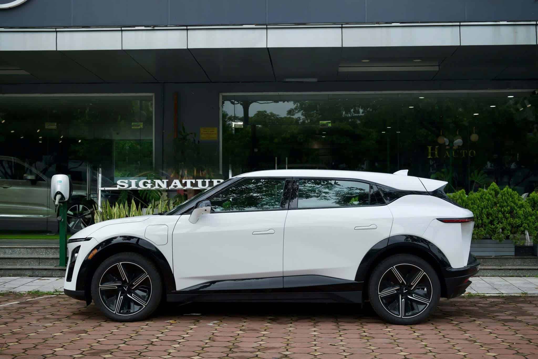 VinFast VF7 màu trắng
