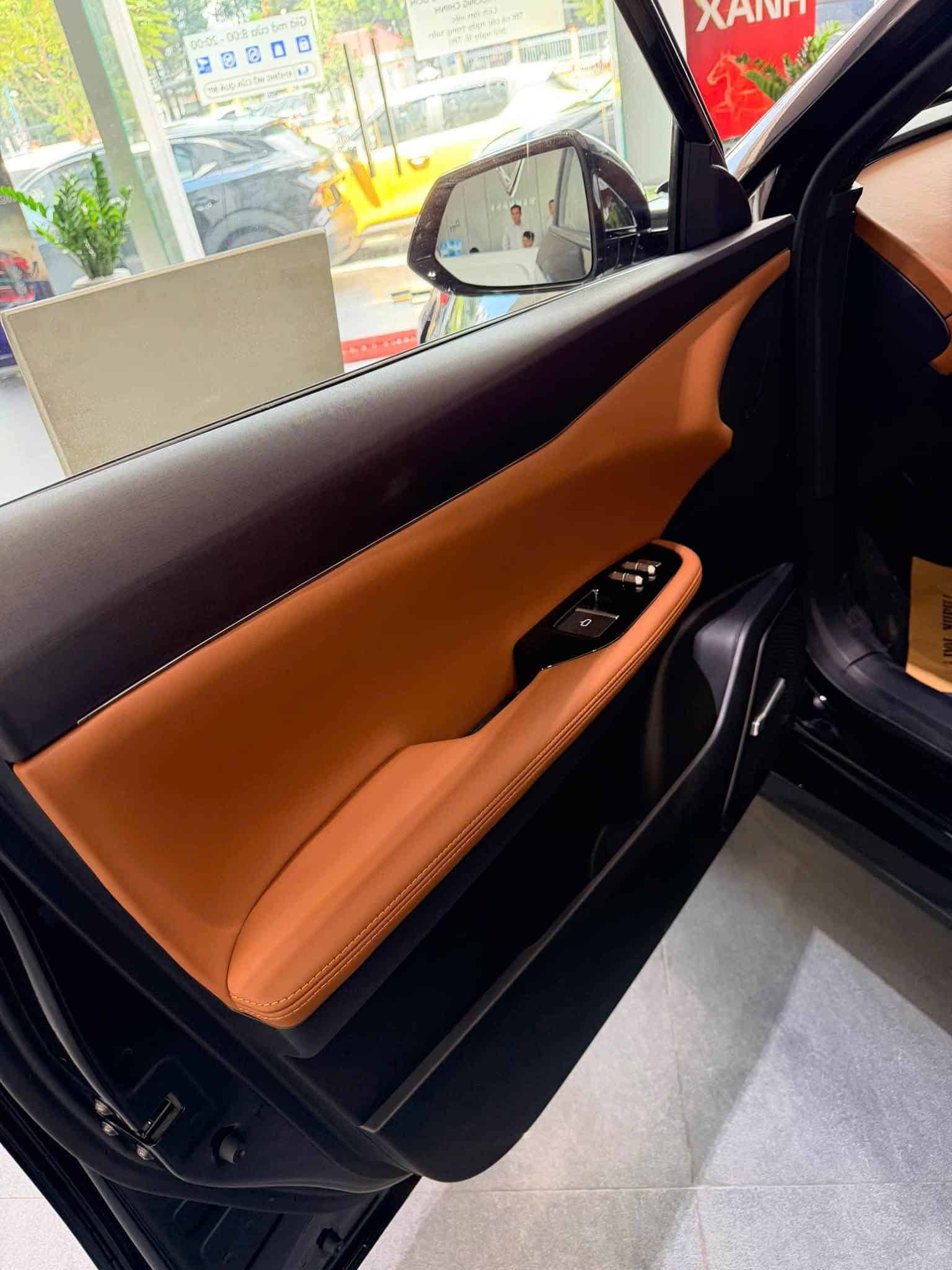 VF8 All New nội thất màu nâu
