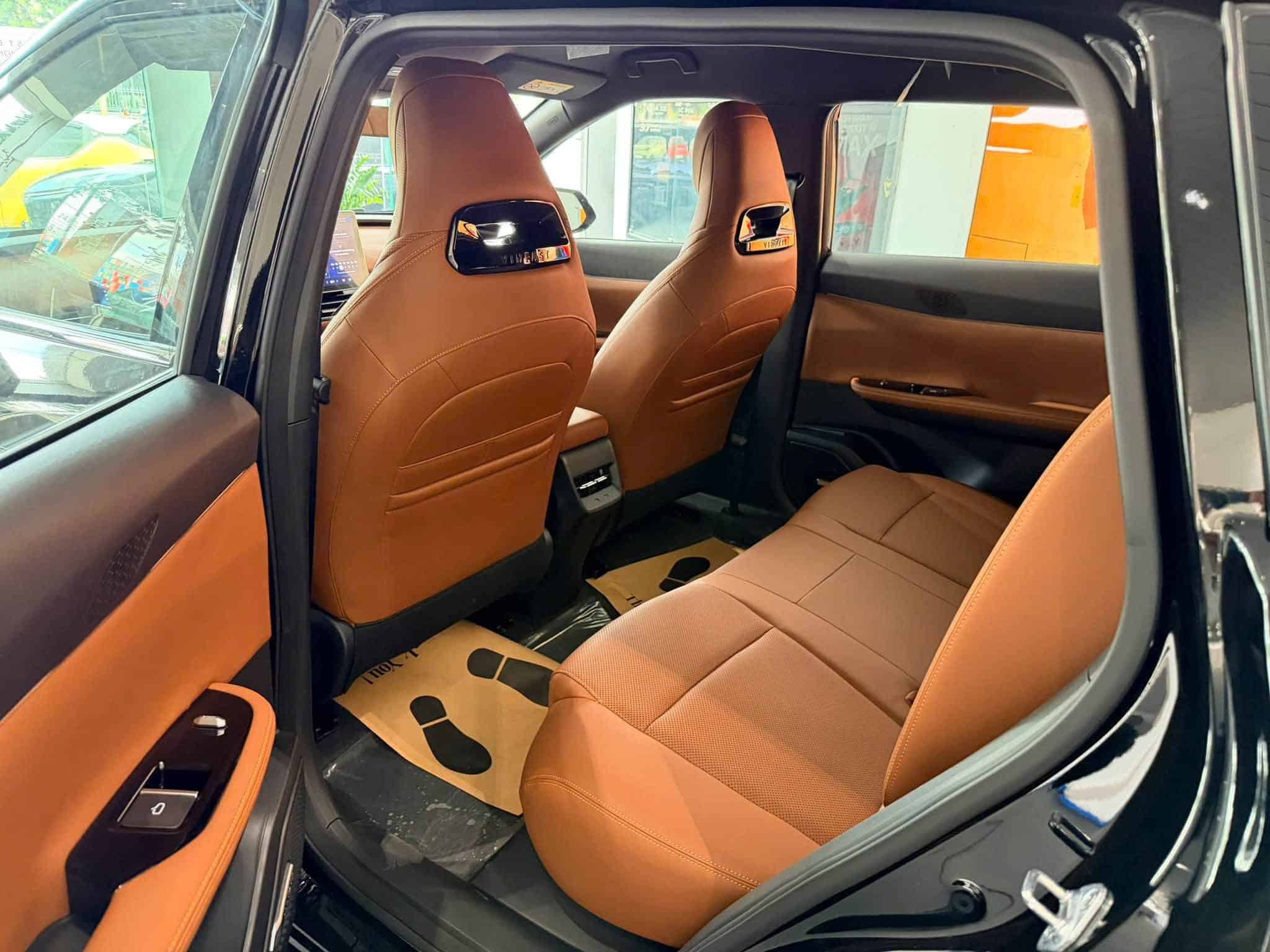 VF8 All New nội thất màu nâu